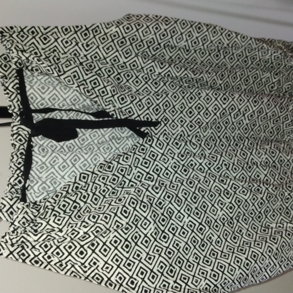 Old Navy women's black and white geometric Romper size Medium Nwot - Picture 13 of 17